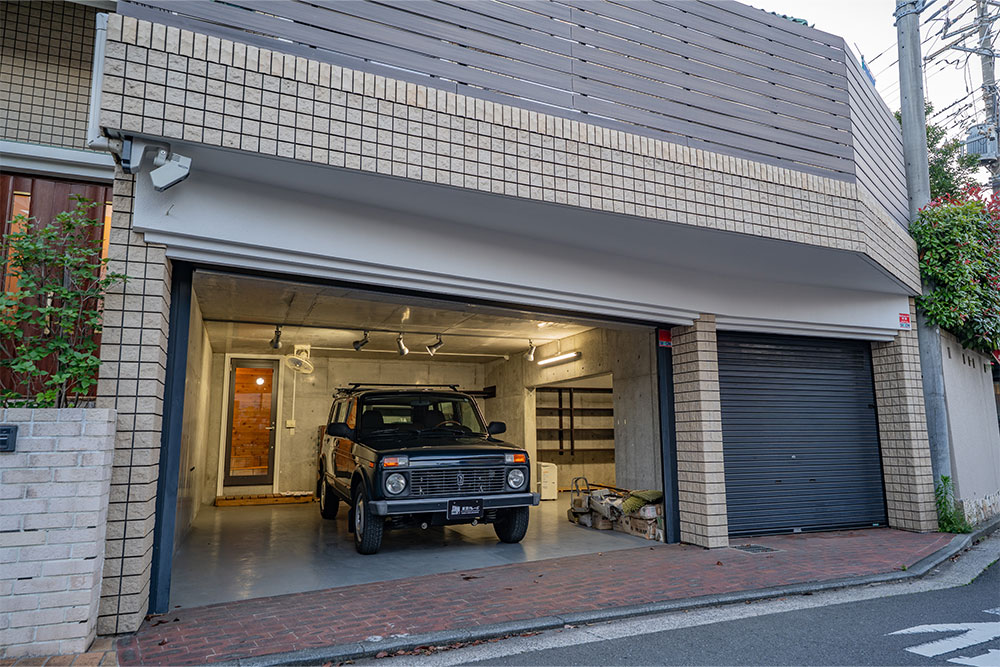 ガレージに駐車したラーダ_ニーヴァ
