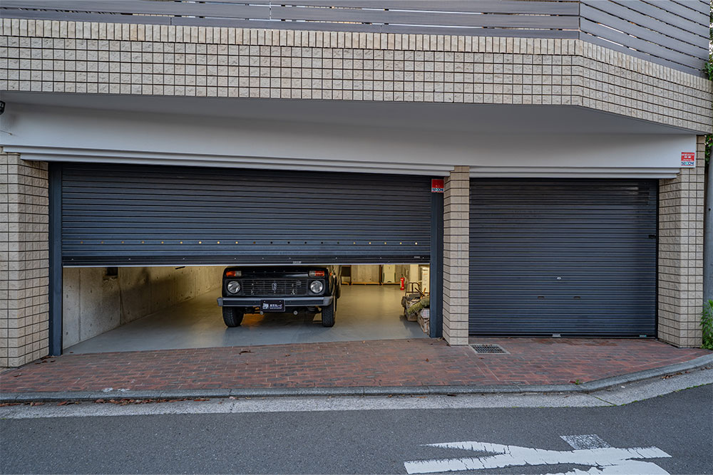 ガレージに駐車したラーダ_ニーヴァ