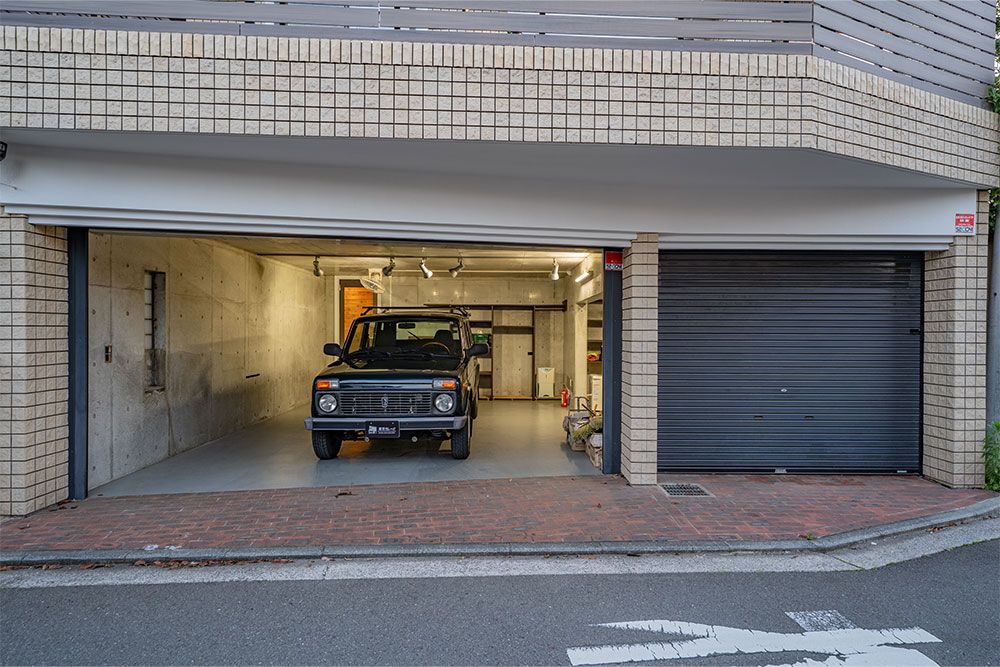 ガレージに駐車したラーダ_ニーヴァ