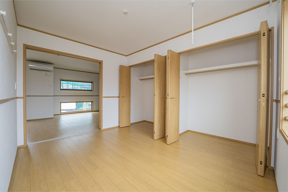 洋室と廊下に計3つのクローゼット