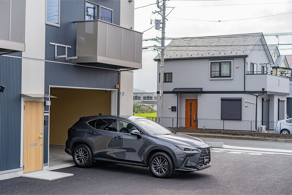 ガレージを出発するLEXUS_NX250