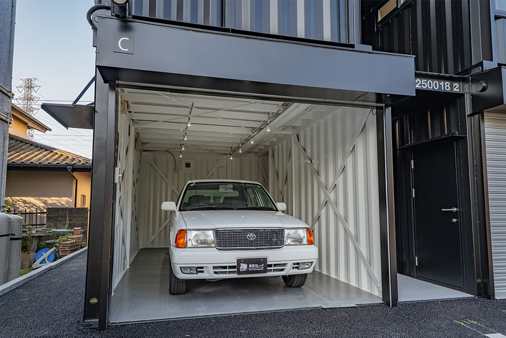 ガレージに駐車したトヨタ_コンフォート