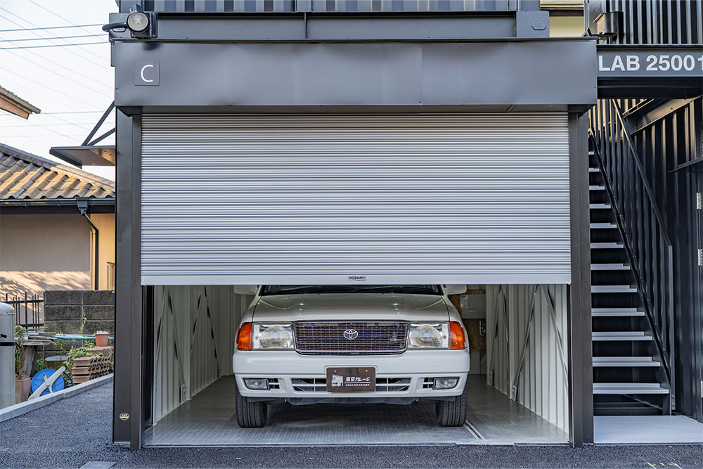 ガレージに駐車したトヨタ_コンフォート