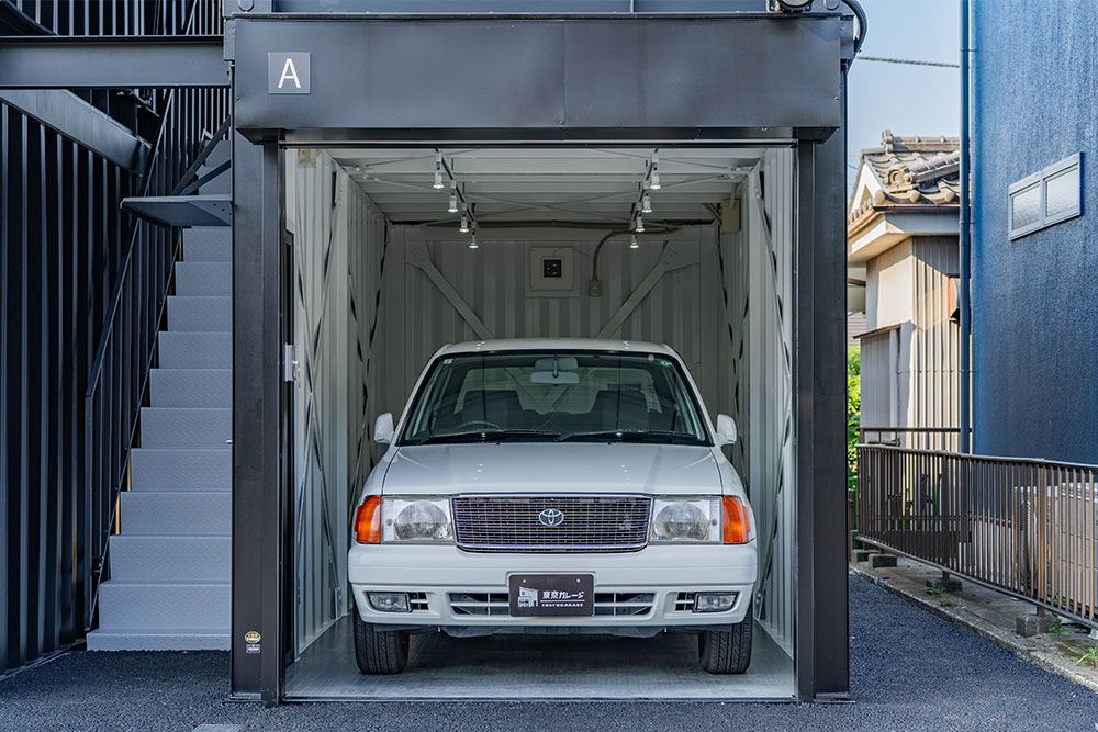 A号室のガレージに駐車したトヨタ_コンフォート