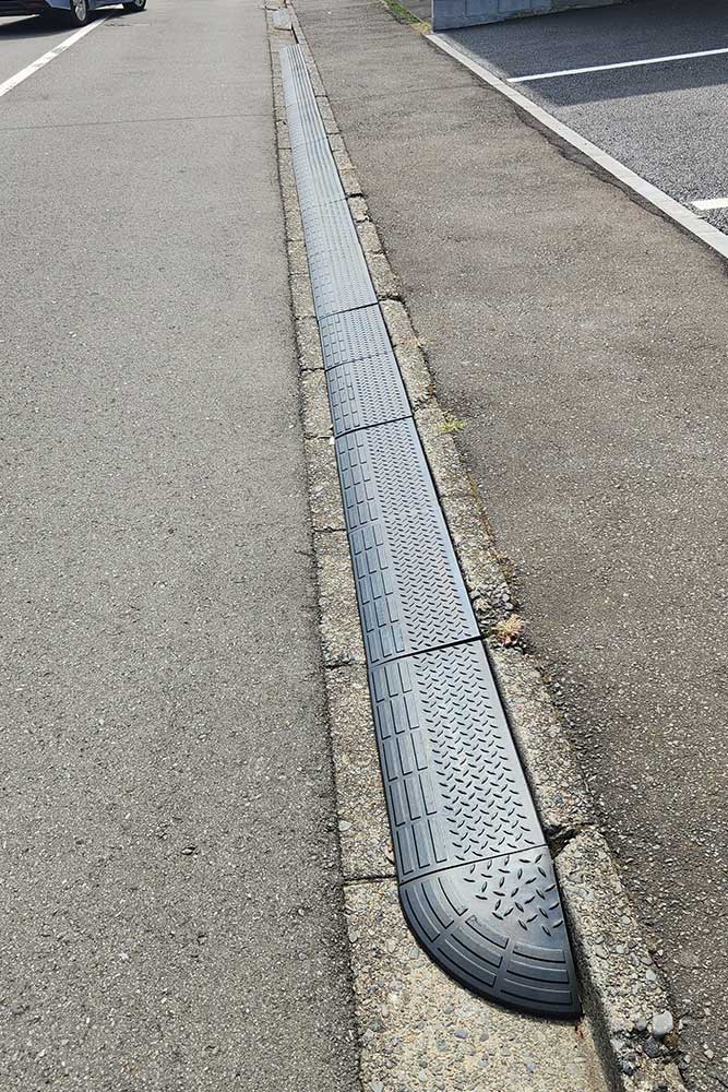 歩道と道路の段差に設置されたスロープ