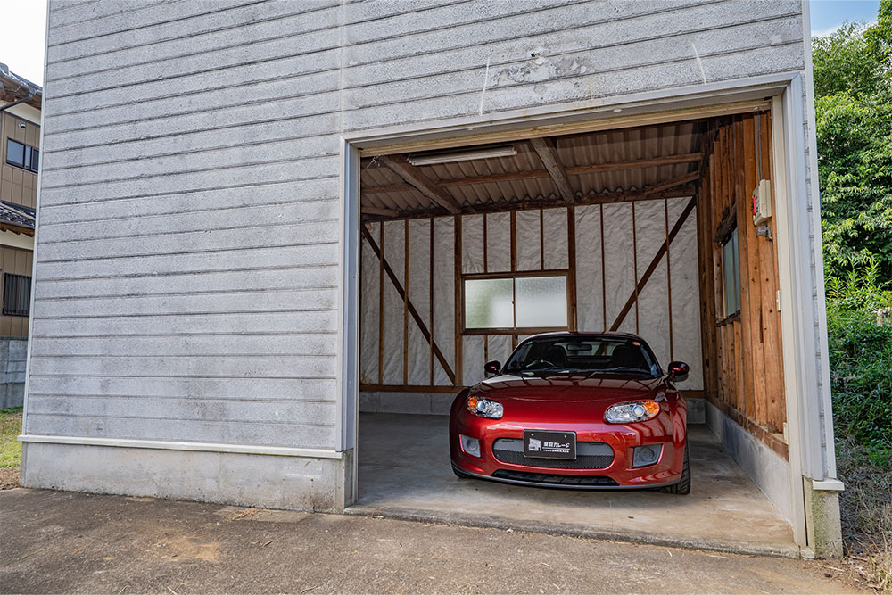 ガレージに駐車したNCロードスター