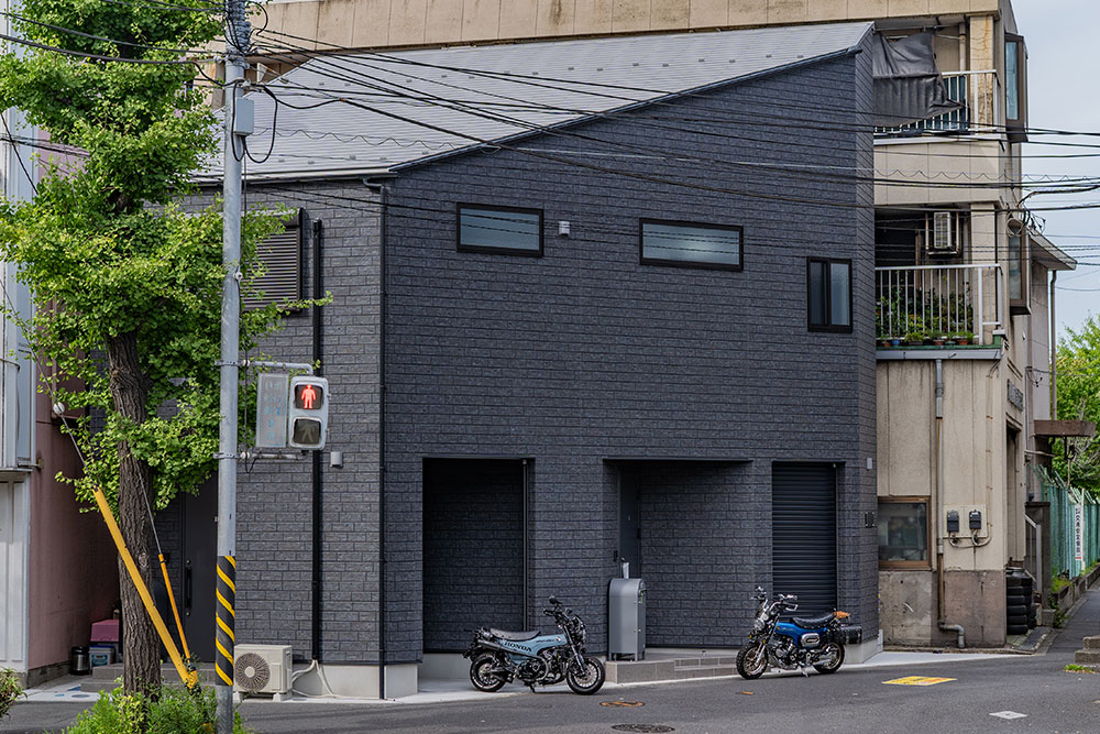 視認性の良い交差点角地に建つ物件