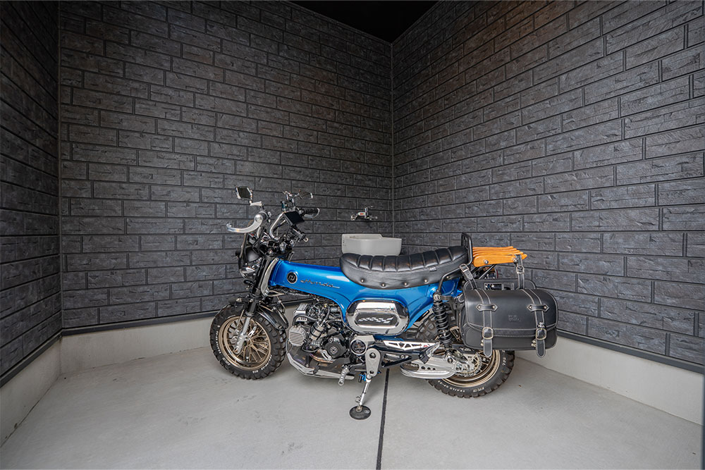 ガレージに駐車したダックス125