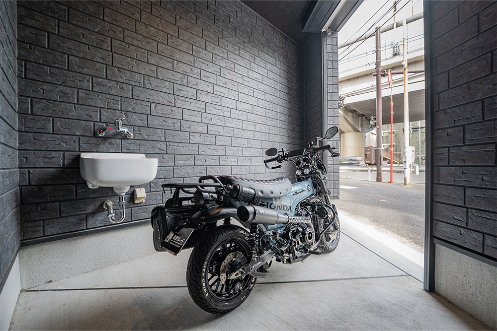 B号室ガレージに駐車したダックス125