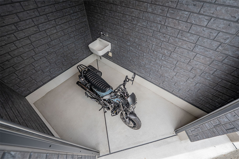 B号室ガレージに駐車したダックス125