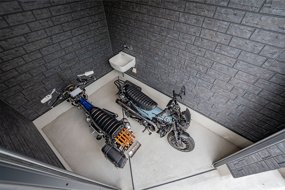 B号室ガレージに駐車した2台のダックス125