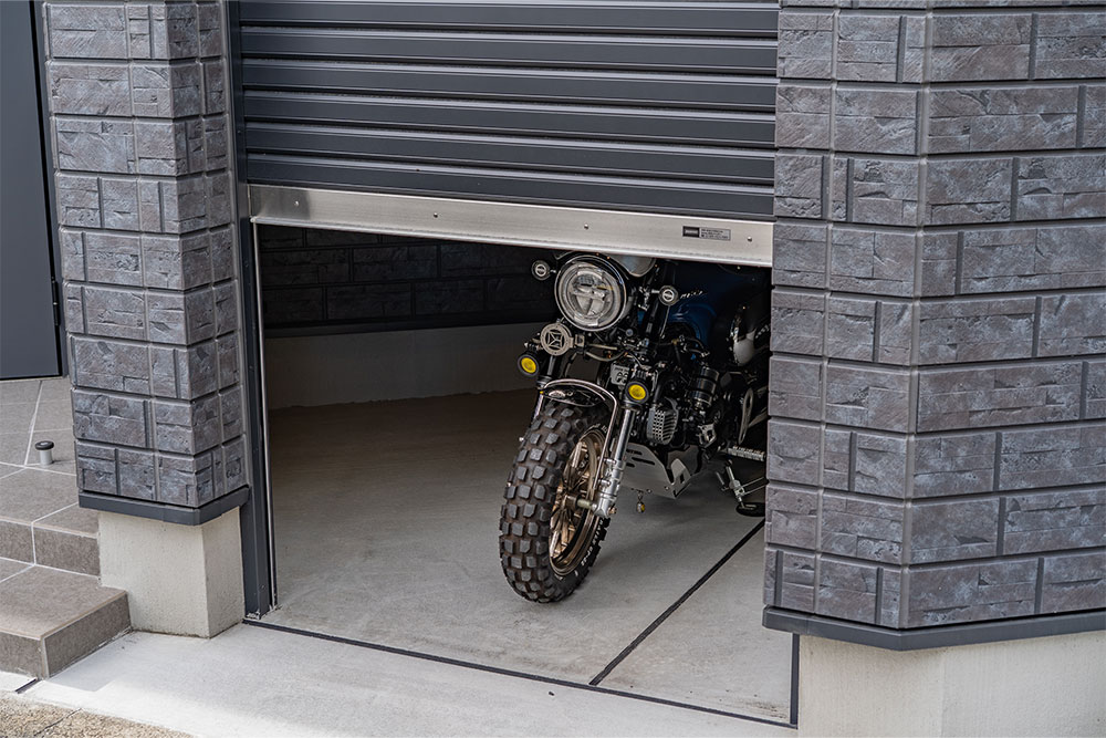 ガレージに駐車したダックス125