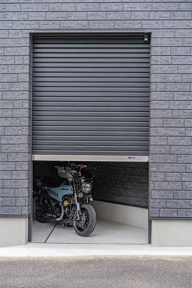 B号室ガレージに駐車したダックス125