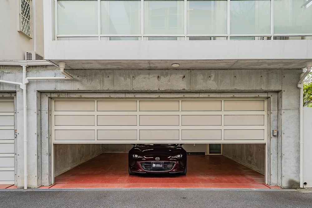 ガレージに駐車したNDロードスター