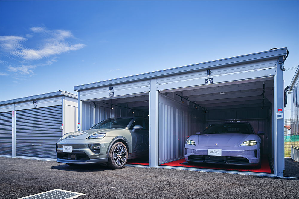 BPNに駐車したTaycanとMacan