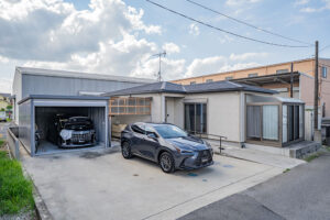 独立ガレージ&広々駐車スペースがある平屋建て1LDK|北葛飾郡松伏町