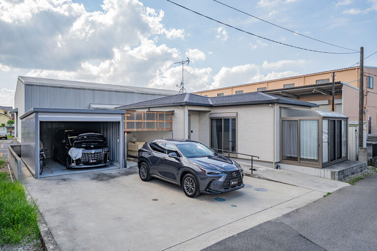独立ガレージ&広々駐車スペースがある平屋建て1LDK|北葛飾郡松伏町