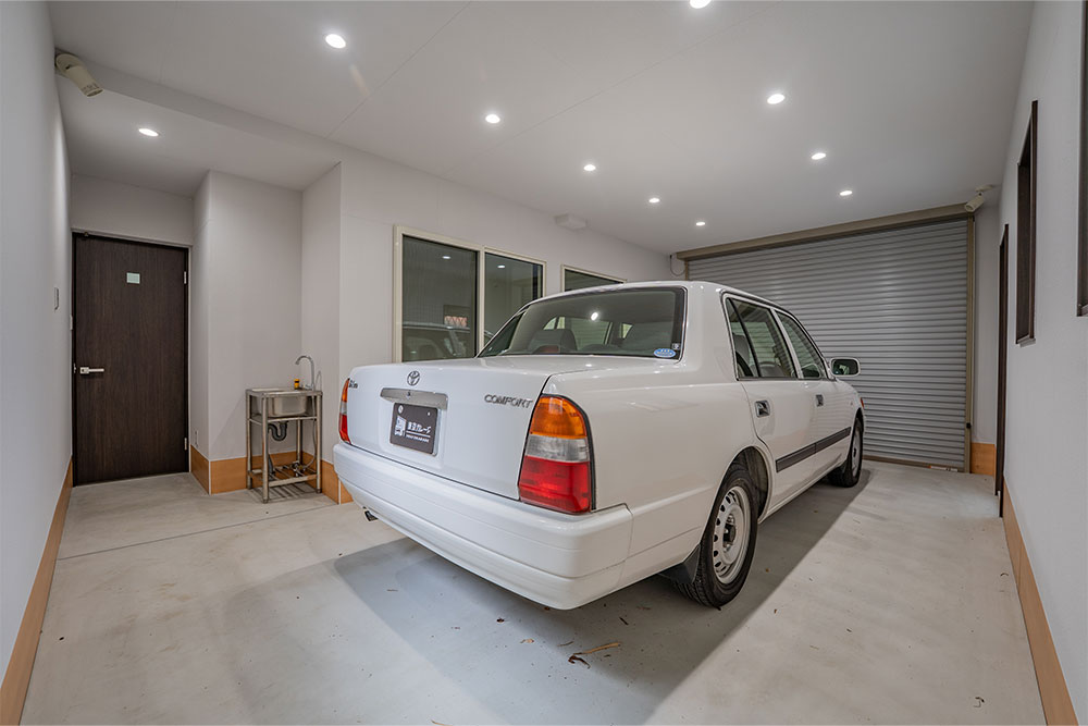ガレージに駐車したトヨタ_コンフォート