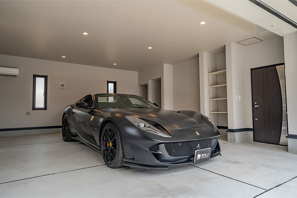 ガレージに駐車した812GTS