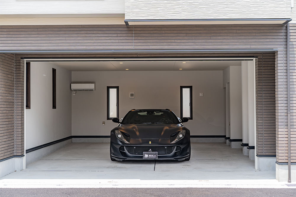 ガレージに駐車した812GTS