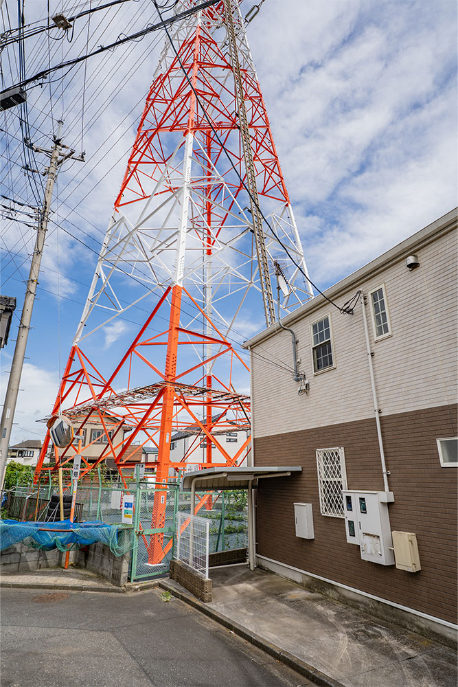 建物裏手の送電線鉄塔