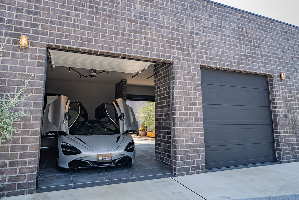 ガレージに駐車したMcLaren_720S