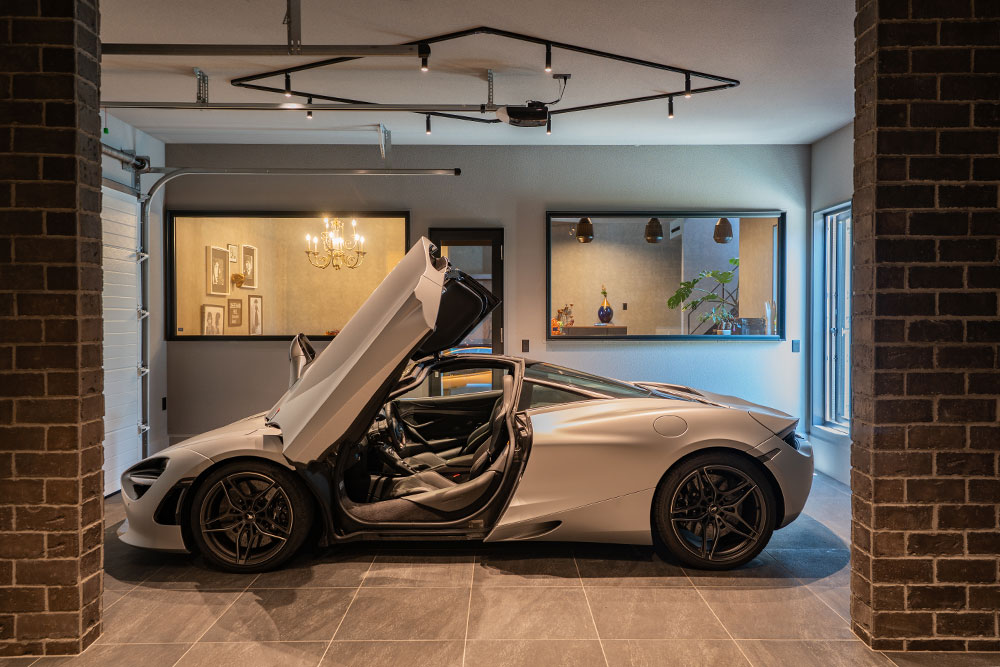 ガレージに駐車したMcLaren_720S