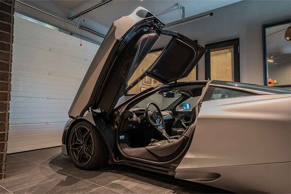 ガレージでドアを開けたMcLaren_720S