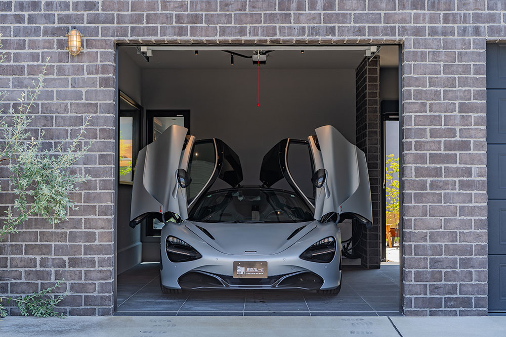 ガレージに駐車したMcLaren_720S
