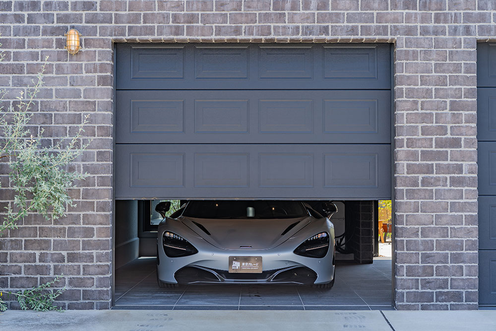 ガレージに駐車したMcLaren_720S