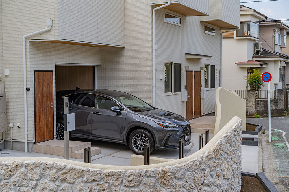 ガレージを出発するLEXUS_NX250