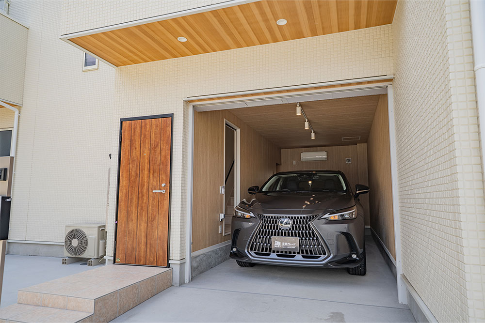 ガレージに駐車したLEXUS_NX250