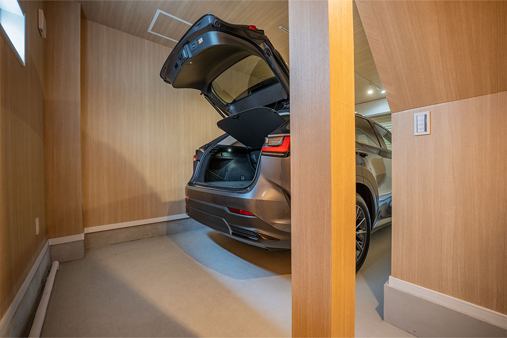 ガレージでハッチを開けたLEXUS_NX250