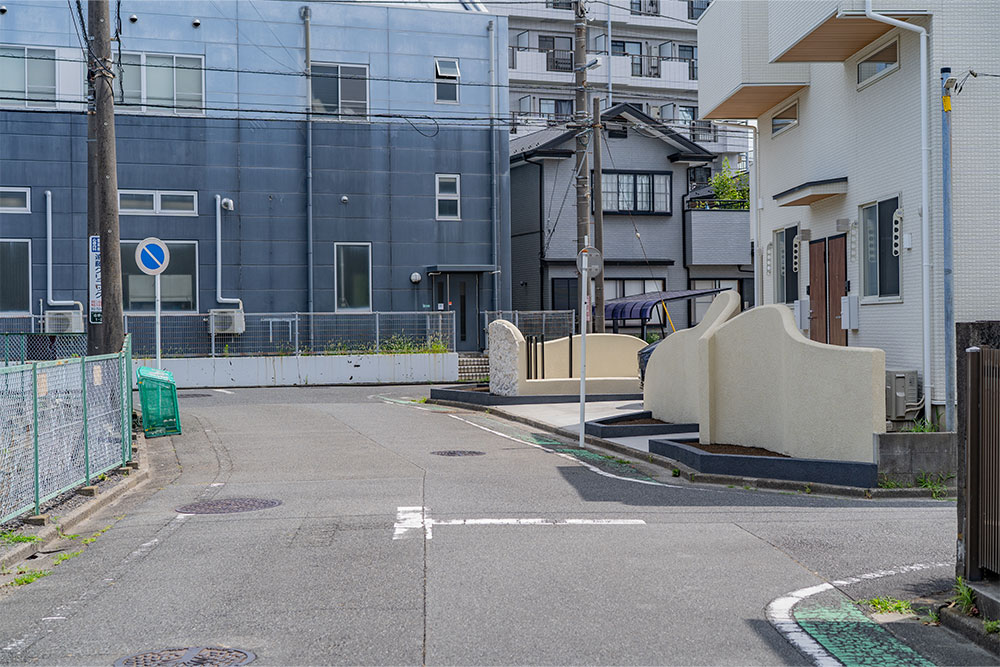 103号室前の北西側道路