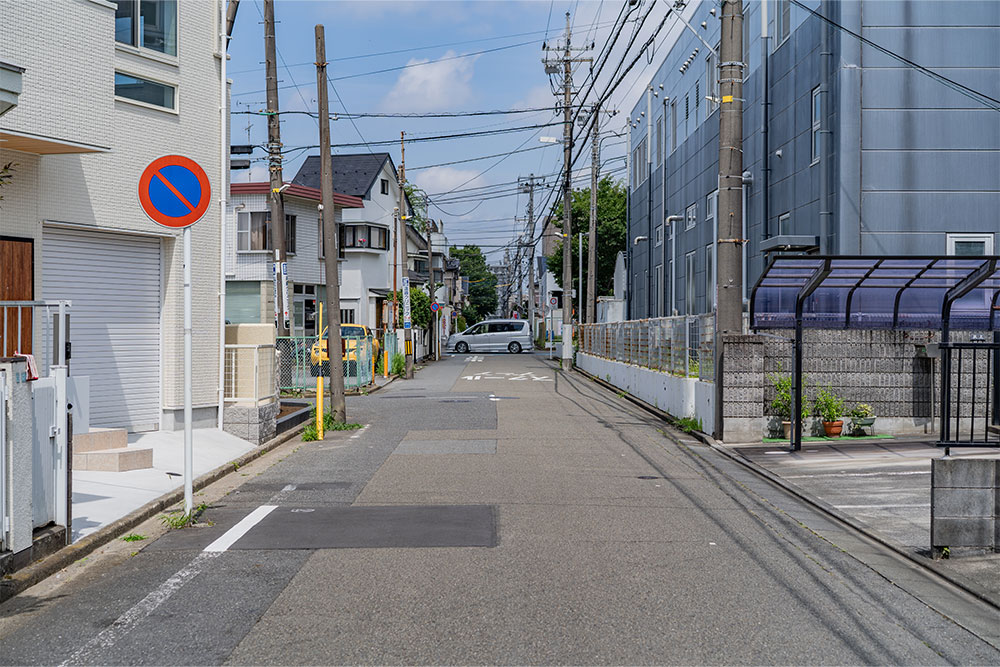 104/105号室前の北東側道路