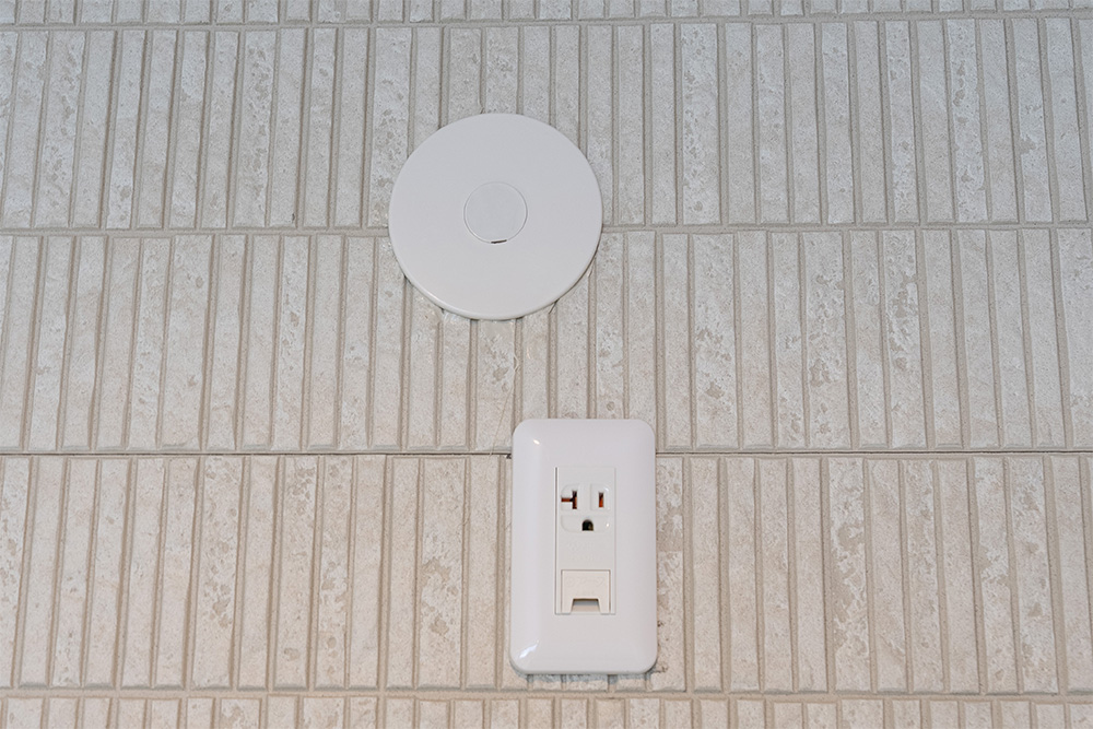 エアコン設置用の100V電源とダクト穴