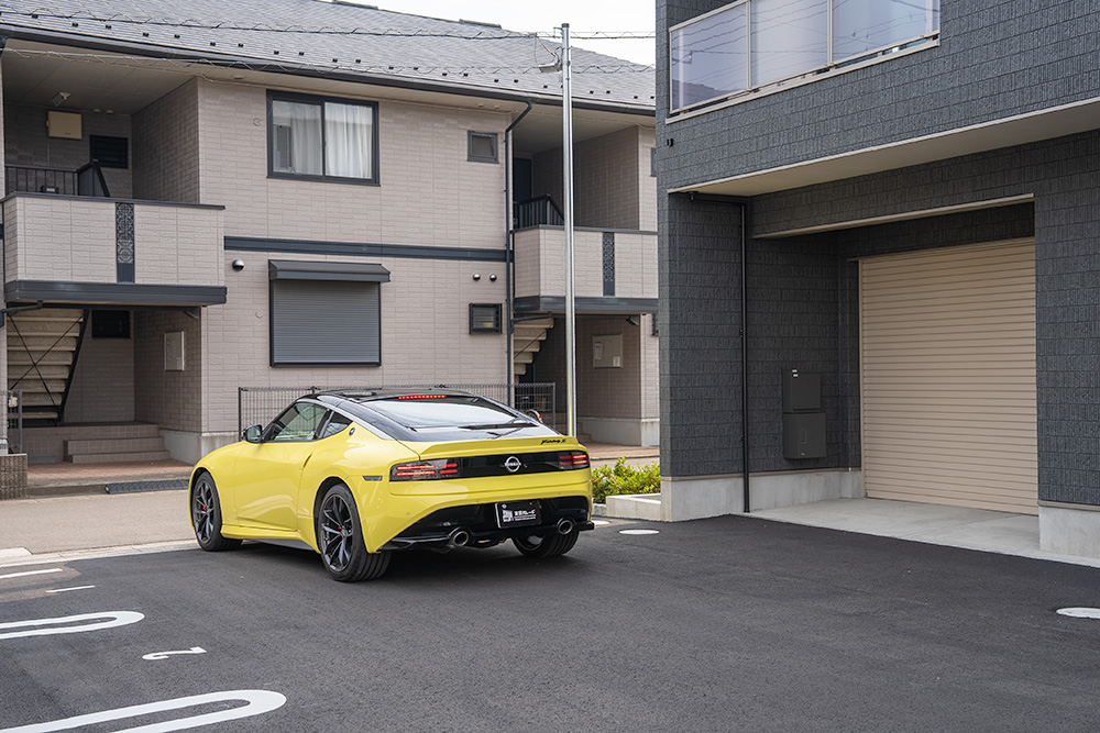 敷地を出発する日産_フェアレディZ