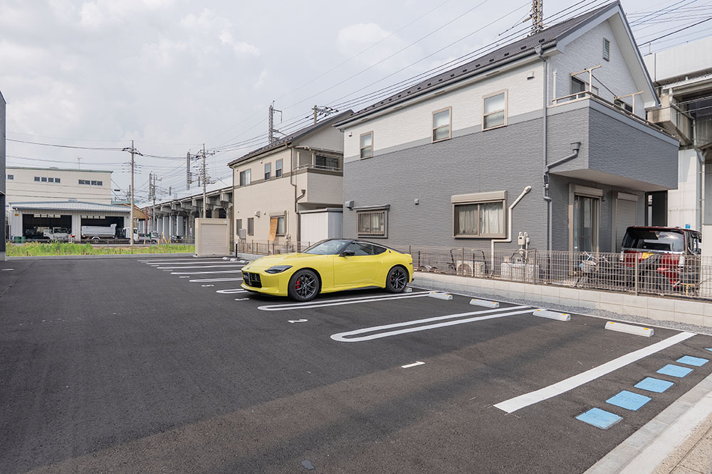 建物の向かいにある屋外駐車場