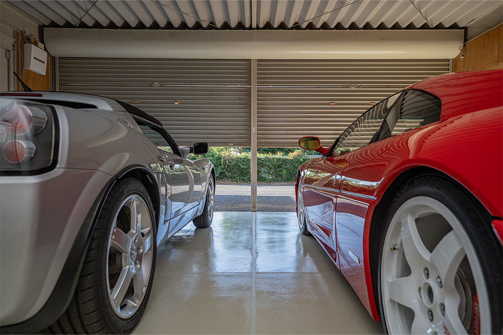 ガレージに駐車したFerrari_348＆オペル_スピードスター