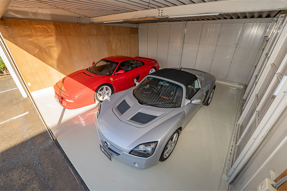 ガレージに駐車したFerrari_348＆オペル_スピードスター