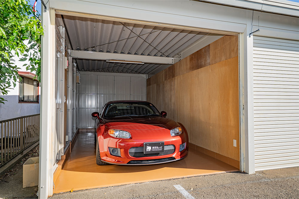 A区画のガレージに駐車したNCロードスター