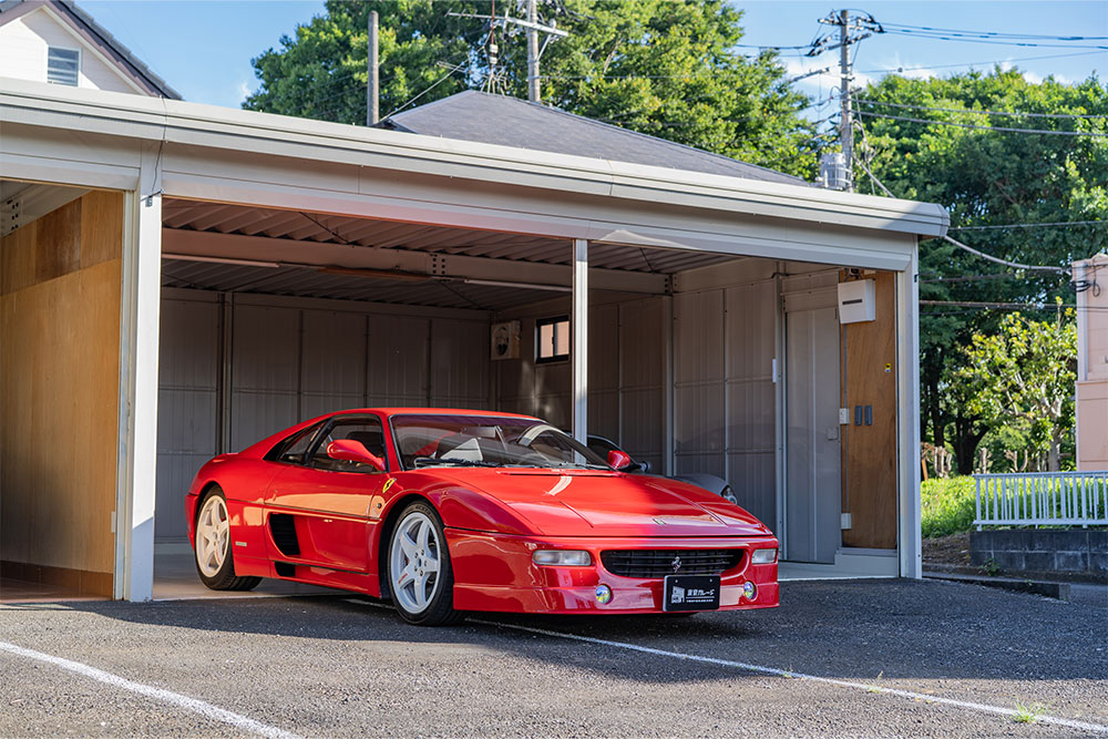 ガレージを出発するFerrari_348