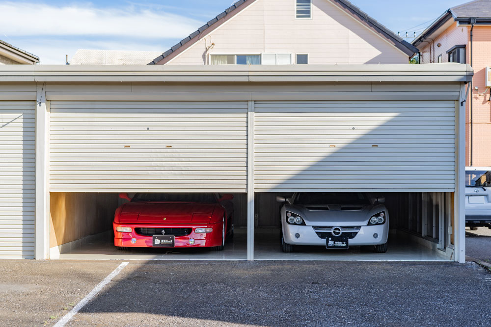 ガレージに駐車したFerrari_348＆オペル_スピードスター