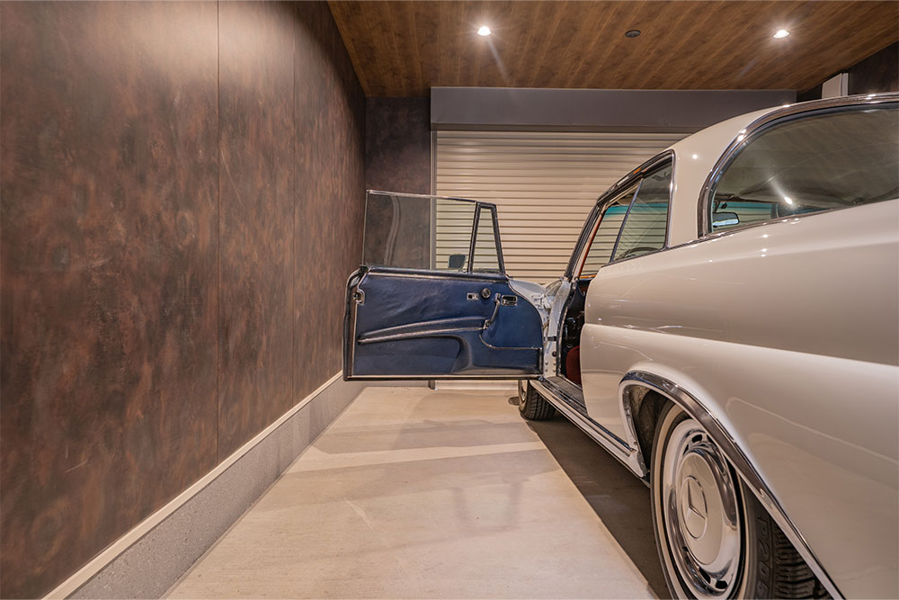 ガレージでドアを開けたメルセデスベンツ_280SE3.5Coupe