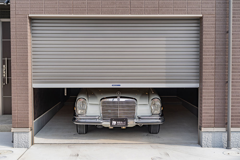 ガレージに駐車したメルセデスベンツ_280SE3.5Coupe
