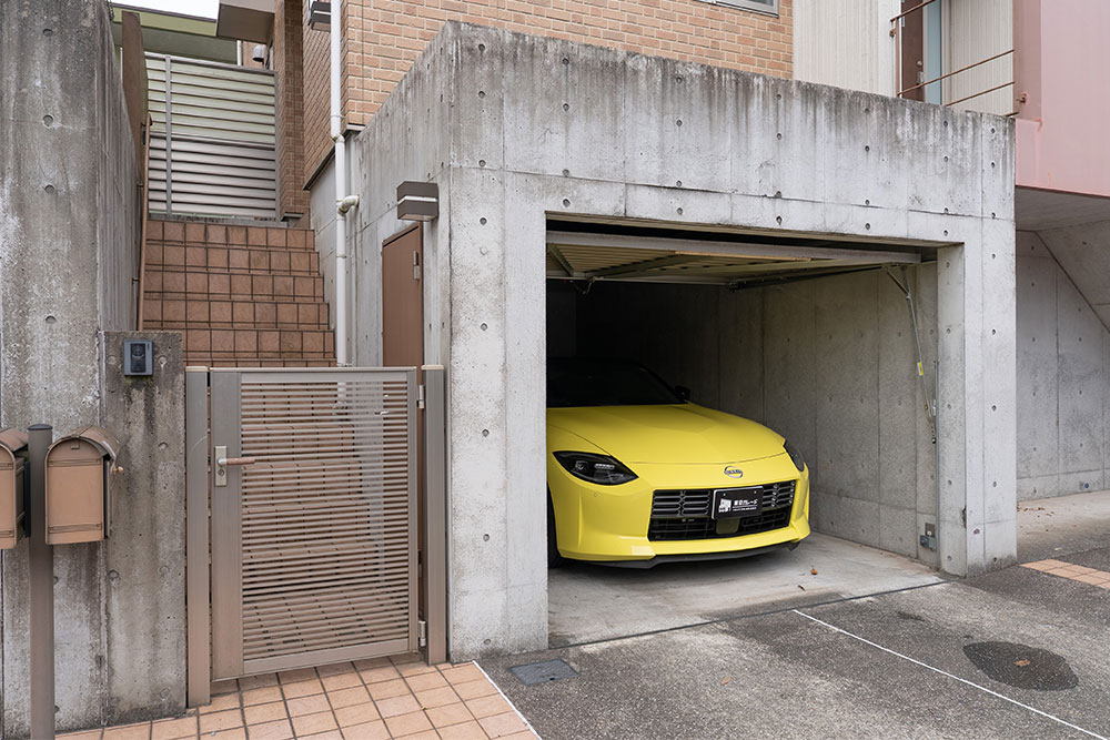 ガレージ内に駐車した 日産_Fairlady Z