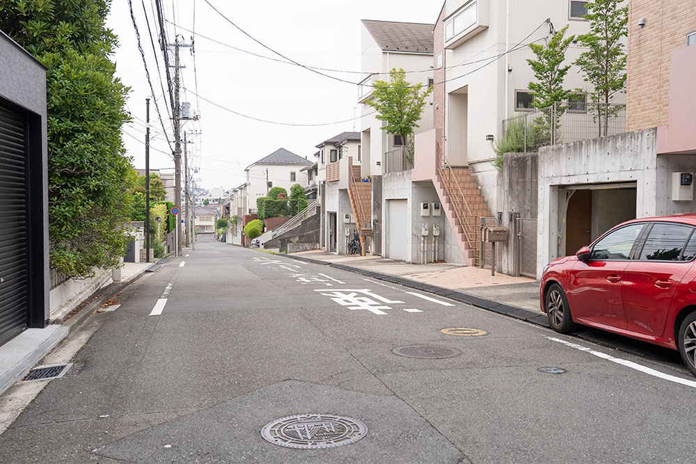 前面道路をあざみ野駅側に見た様子