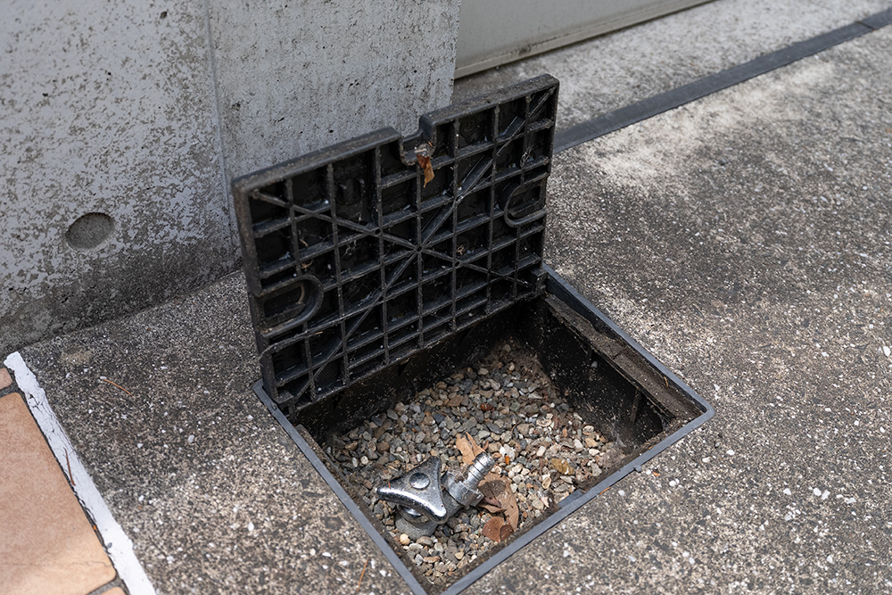 ガレージの外に備わる散水栓