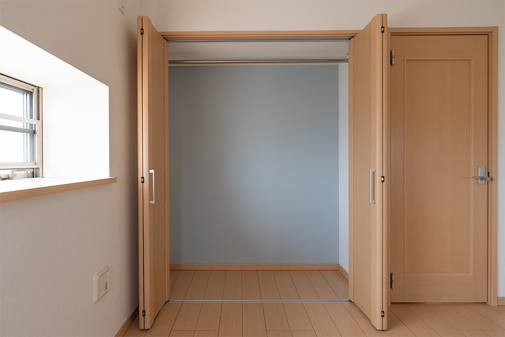 2階の6帖洋室のクローゼット