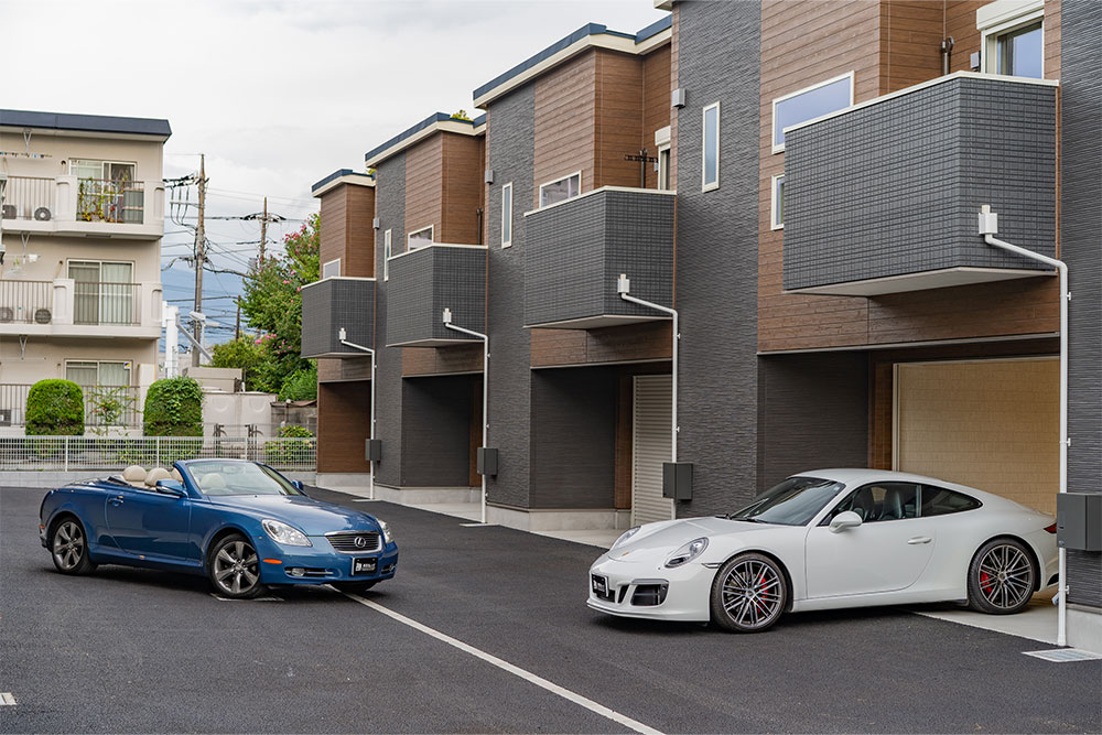 ガレージを出発する911Carrera S＆SC430